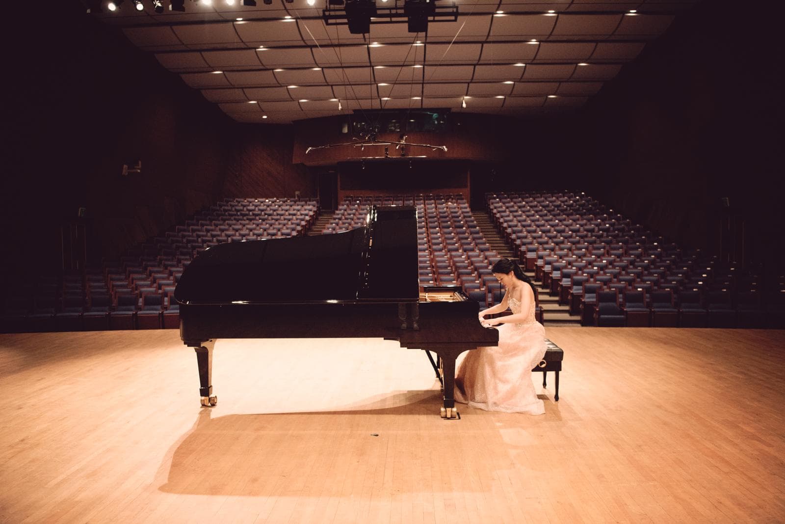 Grace Piano Lehrerin am Klavier – Unterrichtsszene